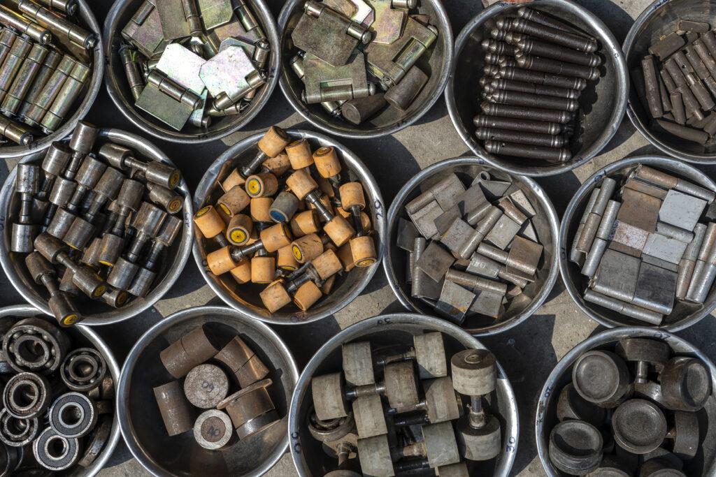 Sortierte Metallbauteile in Metallschalen – Ersatzteile oder Gussteile